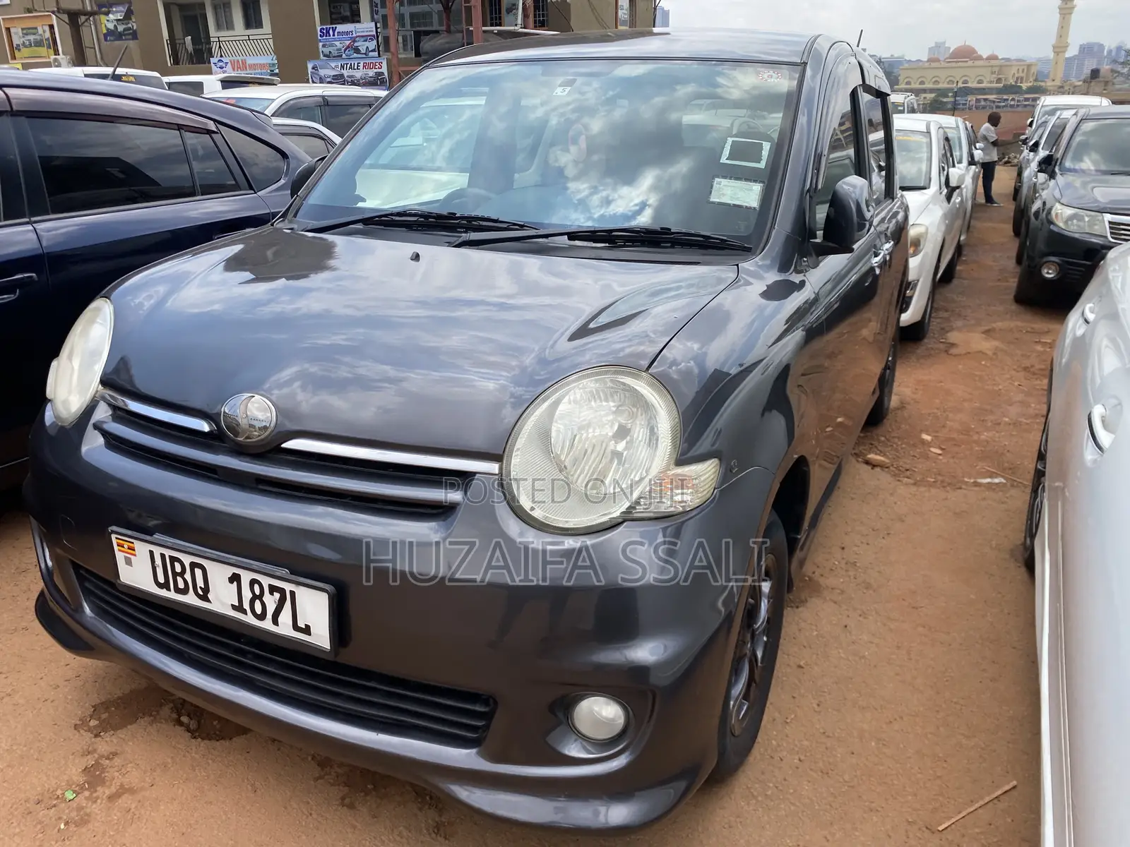 Toyota Sienta 2011 Gray