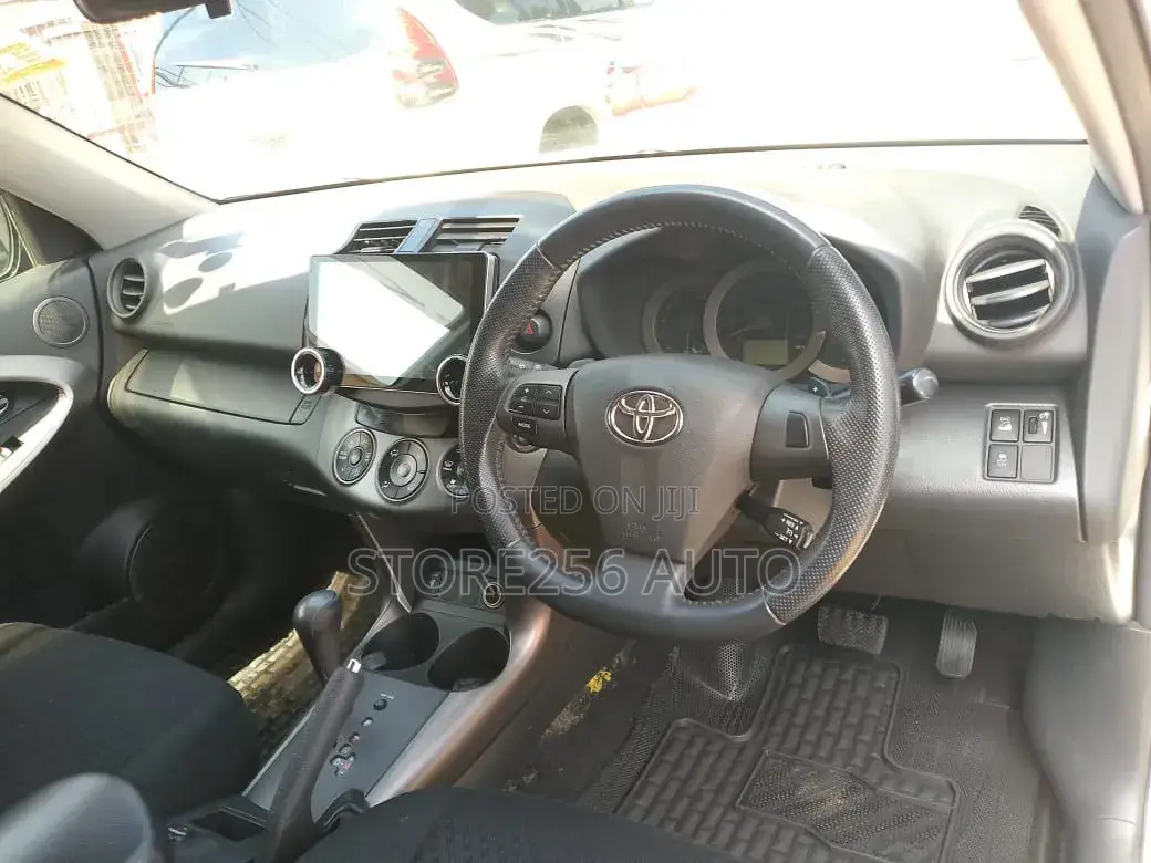 Toyota Vanguard 2011 White