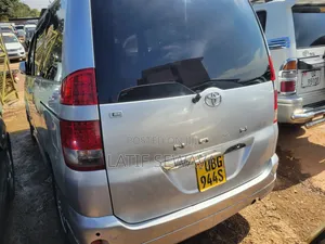 Toyota Noah 2.0 AWD (8 Seater) 2005 Silver