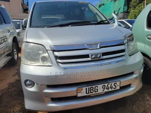 Toyota Noah 2.0 AWD (8 Seater) 2005 Silver