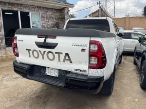 Toyota Hilux 2022 White