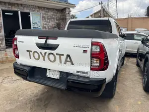 Toyota Hilux 2022 White