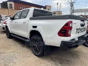 Toyota Hilux 2022 White