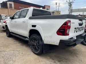 Toyota Hilux 2022 White