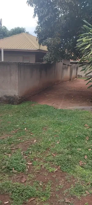 2bdrm Bungalow in Ssabagabo-Makindye for sale