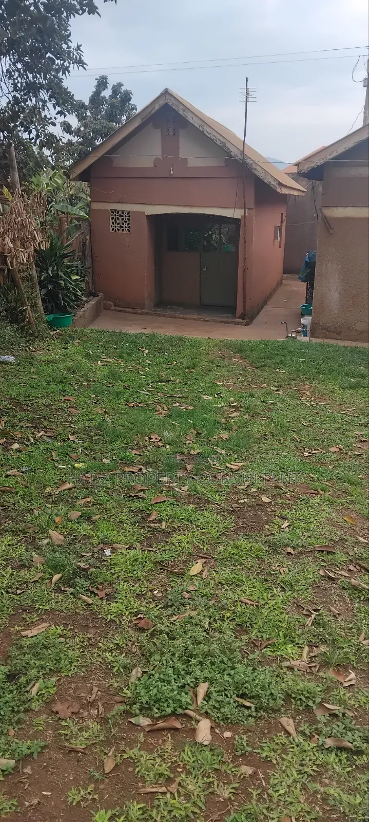 2bdrm Bungalow in Ssabagabo-Makindye for sale