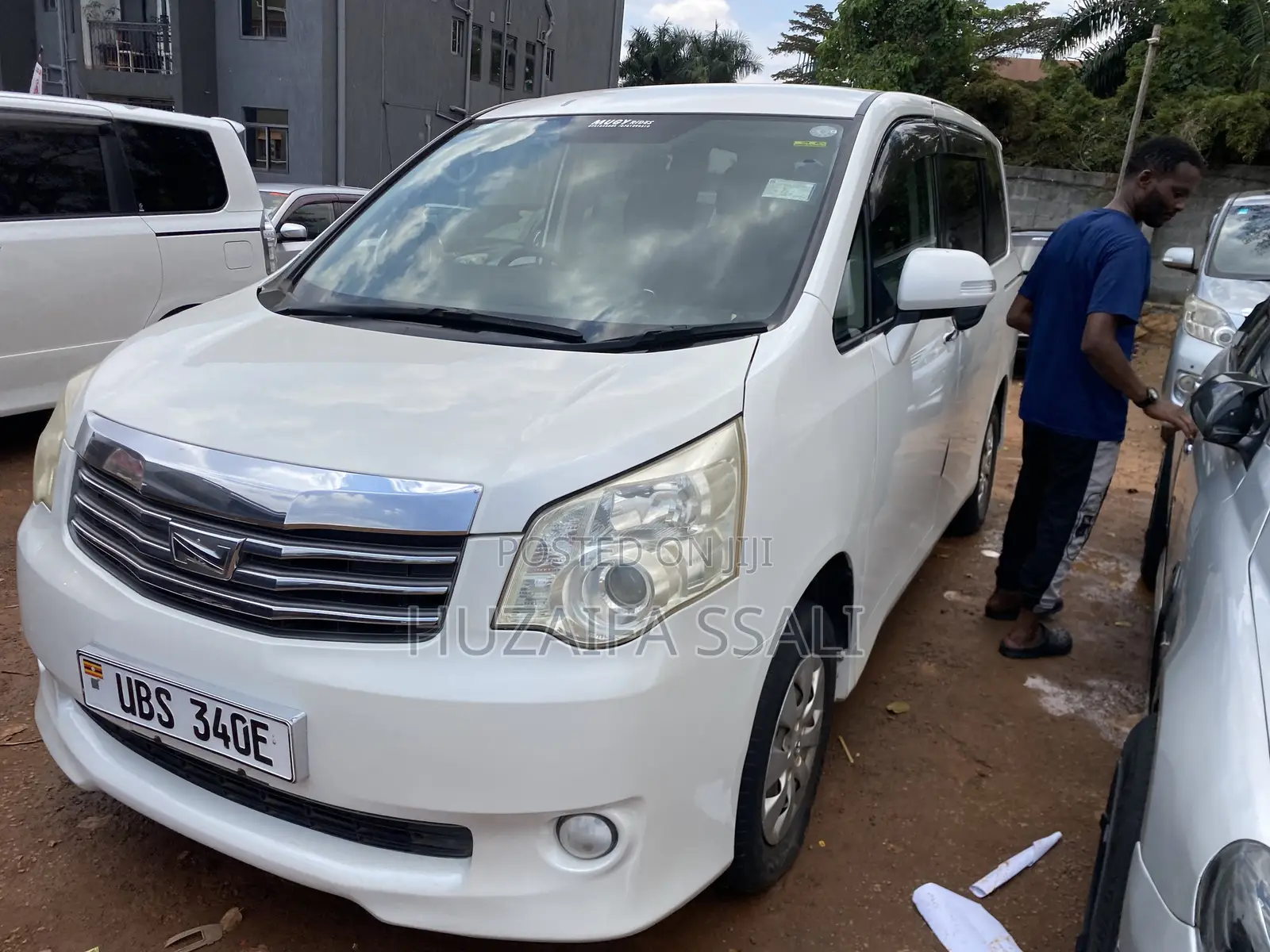 Toyota Noah 2011 White