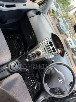 Toyota Vitz 2007 Silver