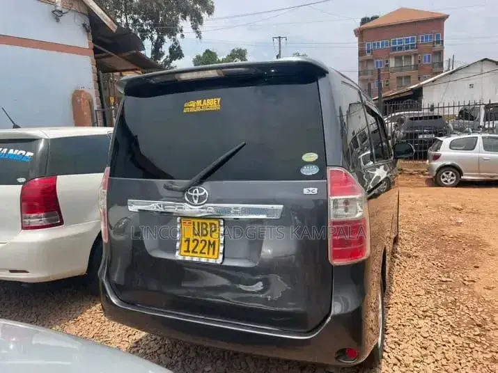 Toyota Noah 2.0 AWD (8 Seater) 2005 Black