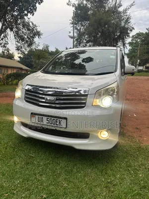 Toyota Noah 2.0 143hp FWD (7 Seater) 2011 White
