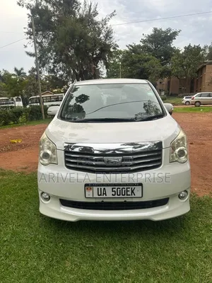 Toyota Noah 2.0 143hp FWD (7 Seater) 2011 White