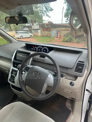 Toyota Noah 2.0 143hp FWD (7 Seater) 2011 White