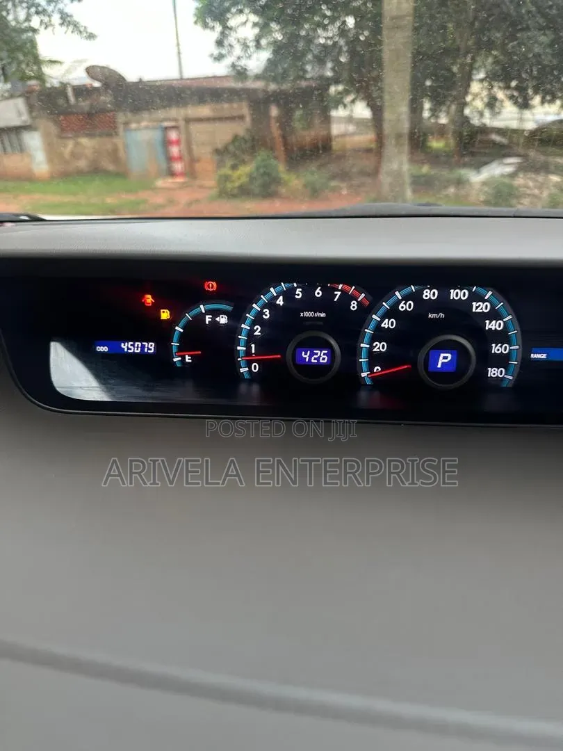 Toyota Noah 2.0 143hp FWD (7 Seater) 2011 White