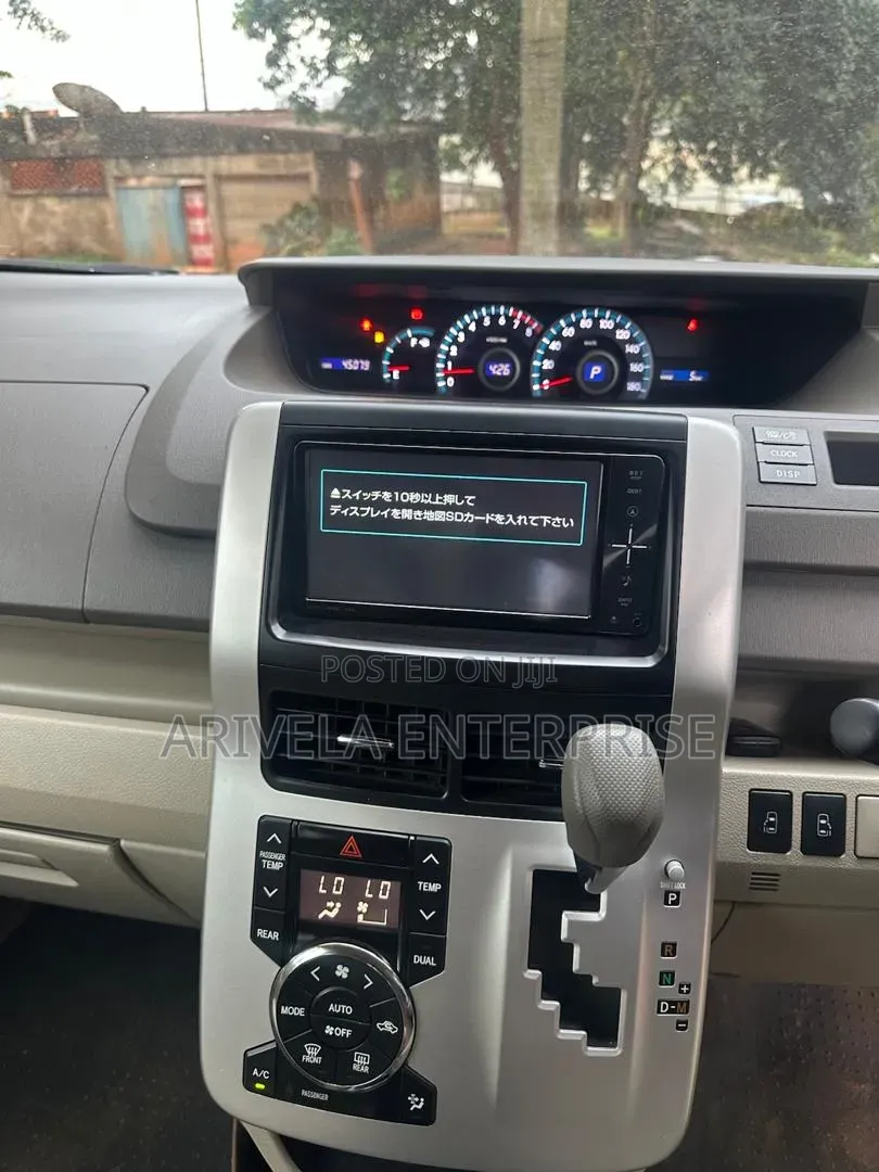Toyota Noah 2.0 143hp FWD (7 Seater) 2011 White