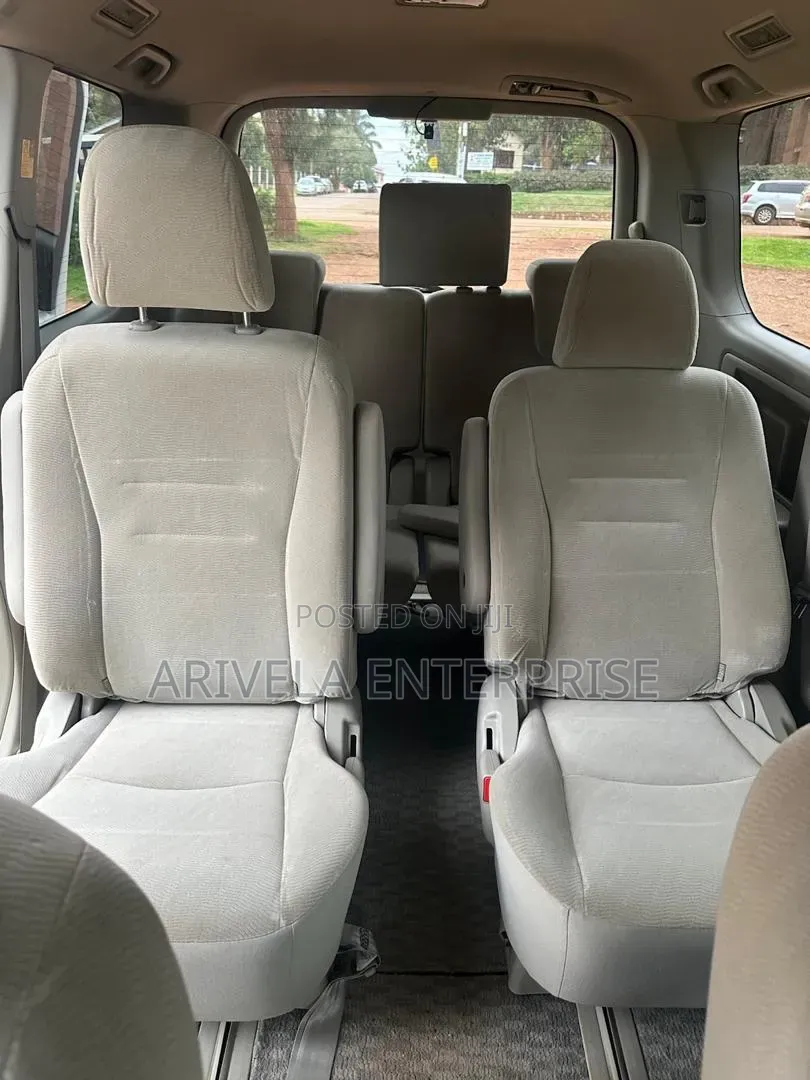 Toyota Noah 2.0 143hp FWD (7 Seater) 2011 White