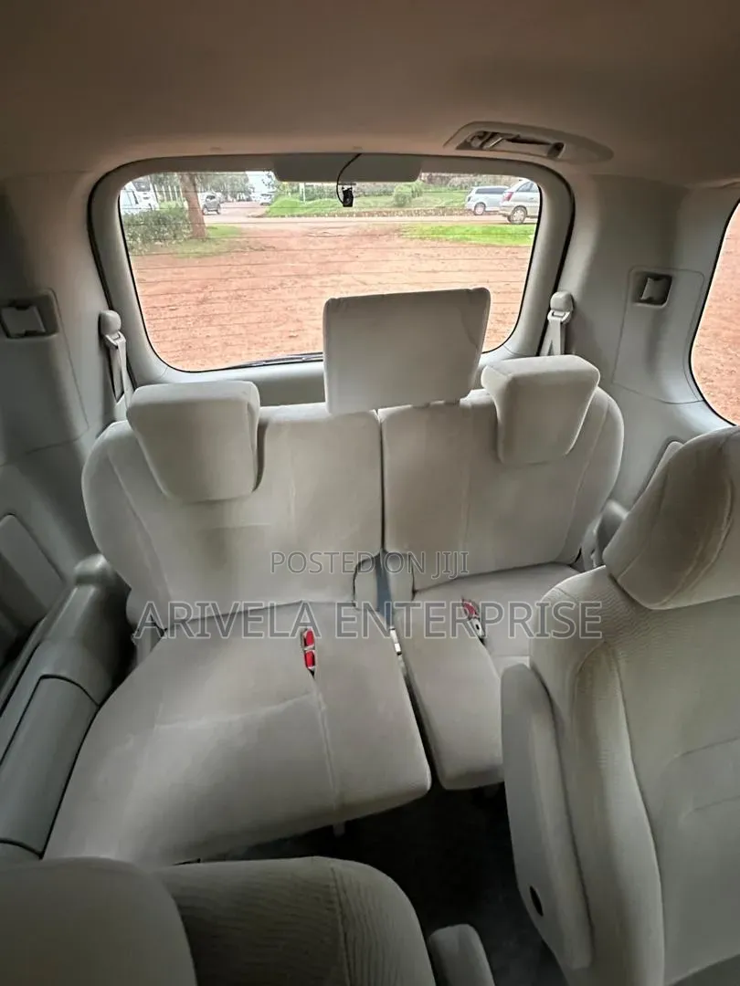 Toyota Noah 2.0 143hp FWD (7 Seater) 2011 White