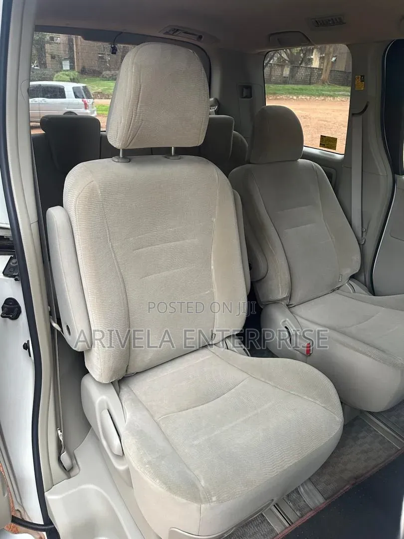 Toyota Noah 2.0 143hp FWD (7 Seater) 2011 White