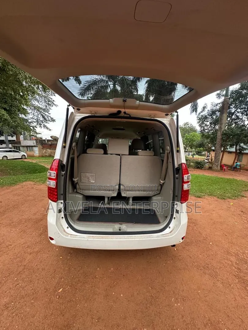 Toyota Noah 2.0 143hp FWD (7 Seater) 2011 White