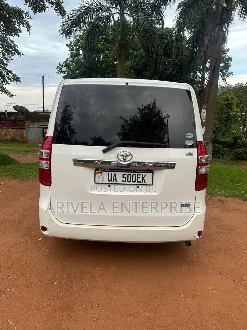 Toyota Noah 2.0 143hp FWD (7 Seater) 2011 White