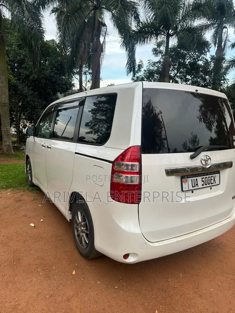 Toyota Noah 2.0 143hp FWD (7 Seater) 2011 White