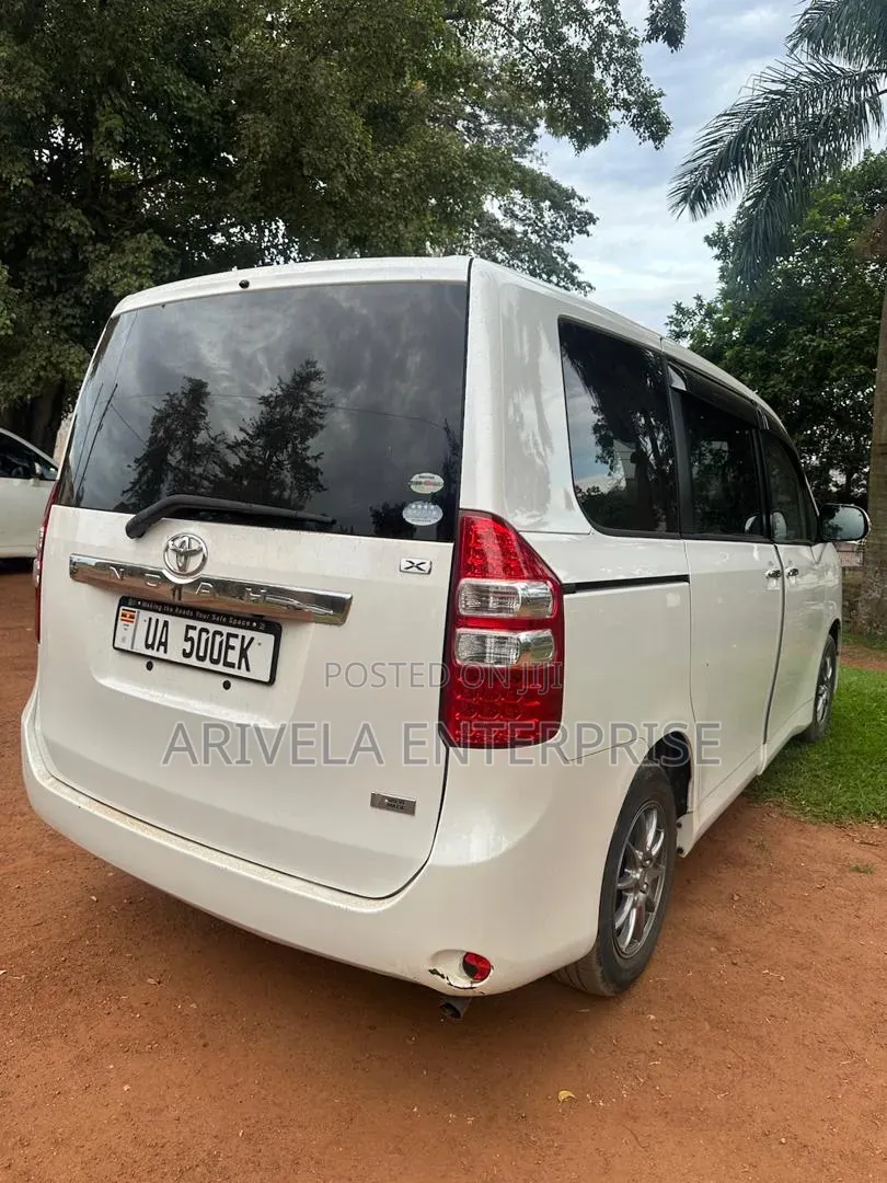 Toyota Noah 2.0 143hp FWD (7 Seater) 2011 White