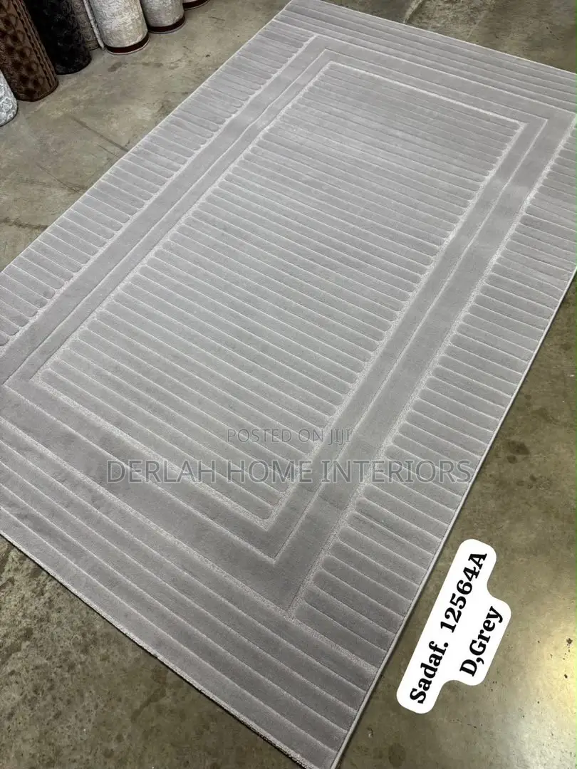 Modern Carpet in Mult Pleasant Colours (Medium Size )
