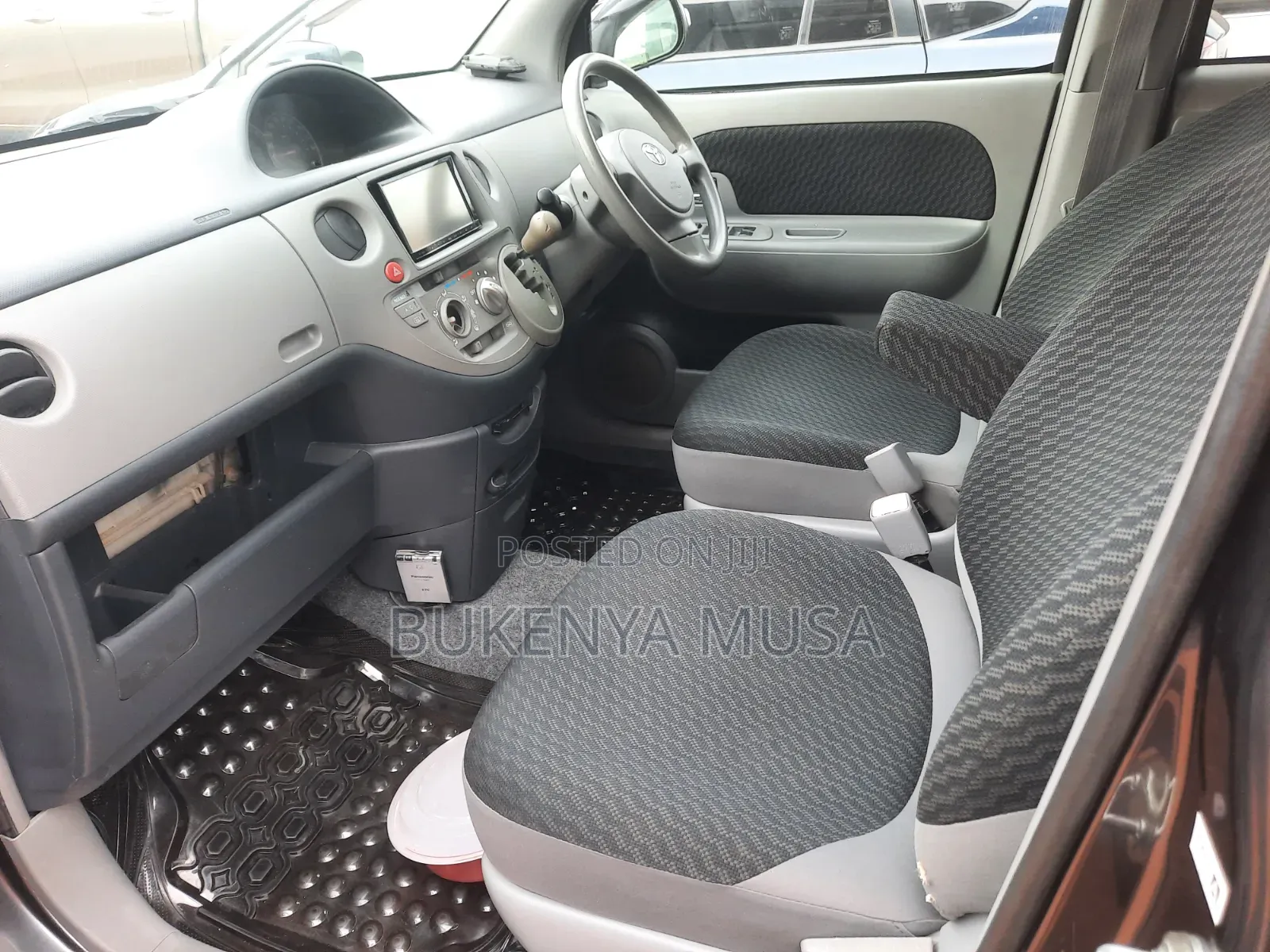 Toyota Sienta 2011 Silver