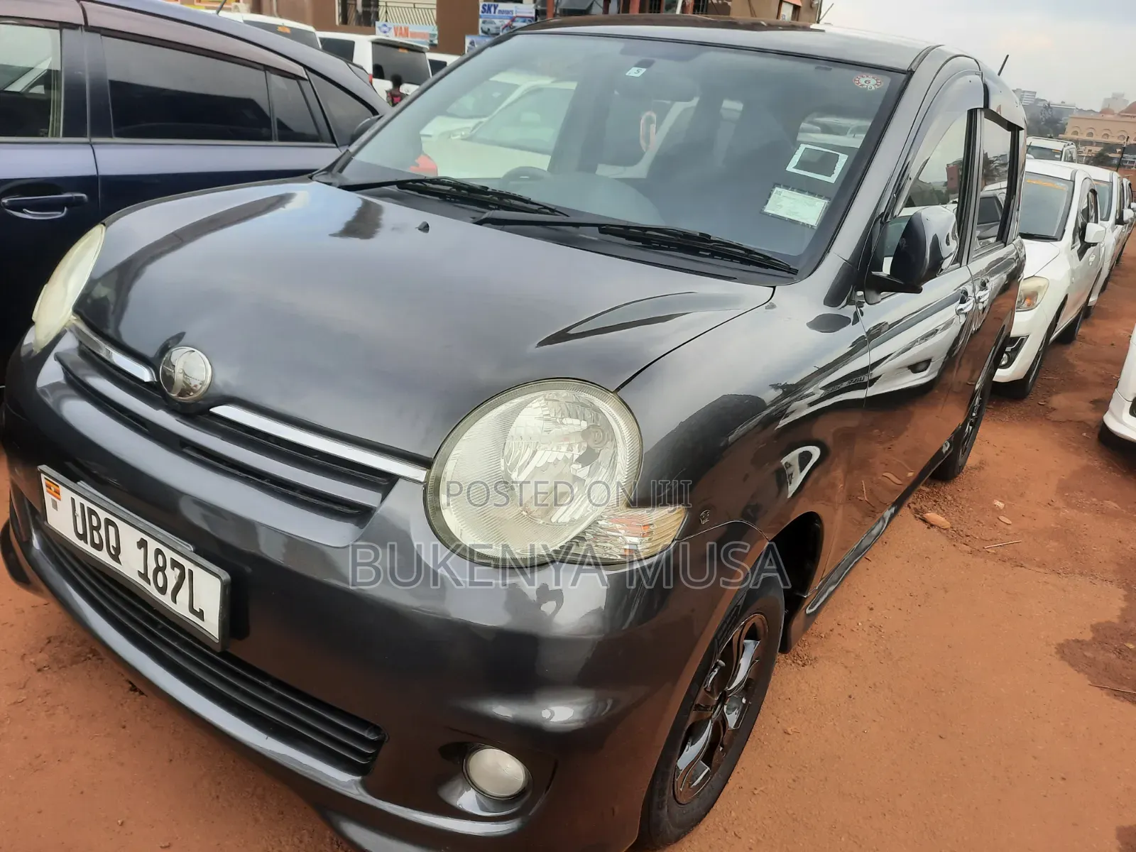 Toyota Sienta 2011 Silver