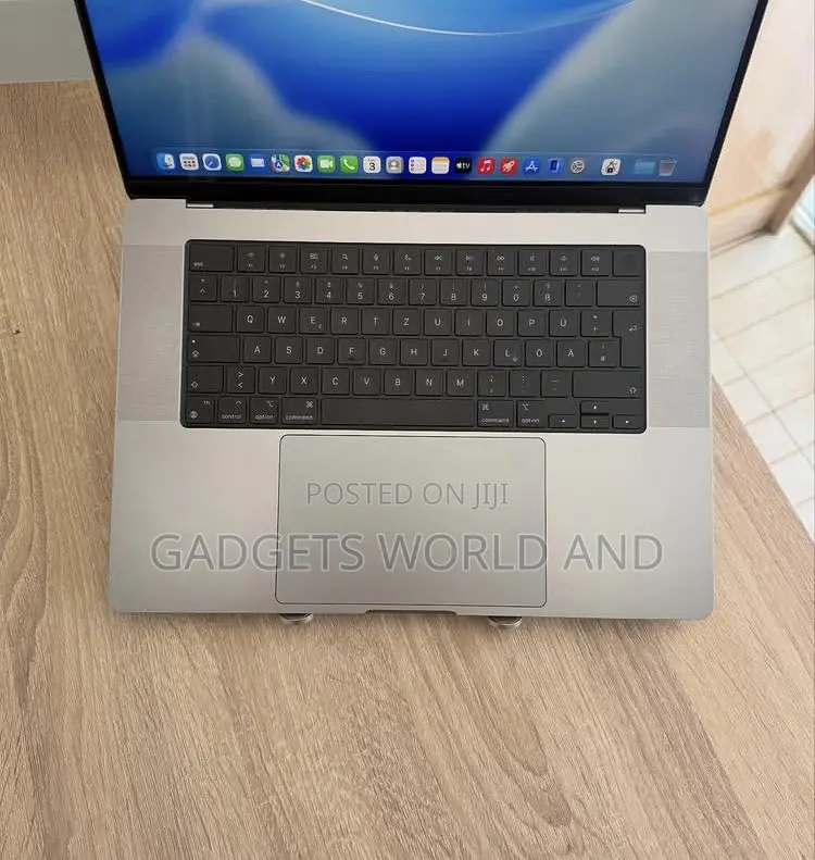 New Laptop Apple MacBook Pro 32GB Apple M1 Pro SSD 512GB