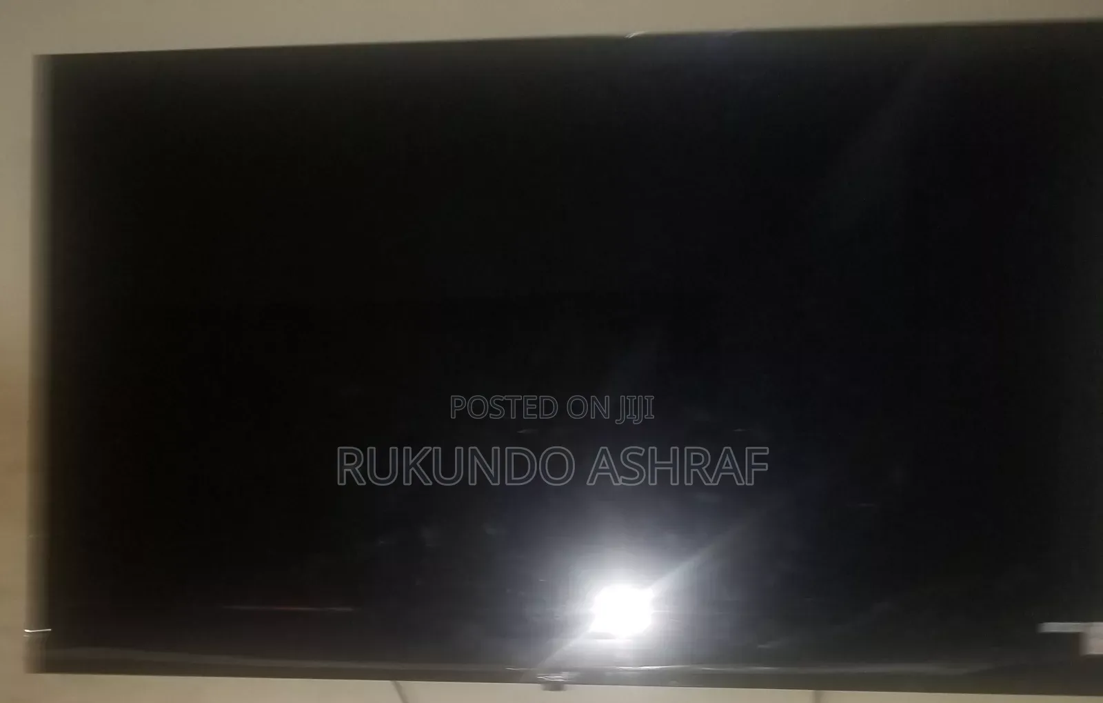 SMARTEC Smart TV 58-Inches With Kinda Broken Screen