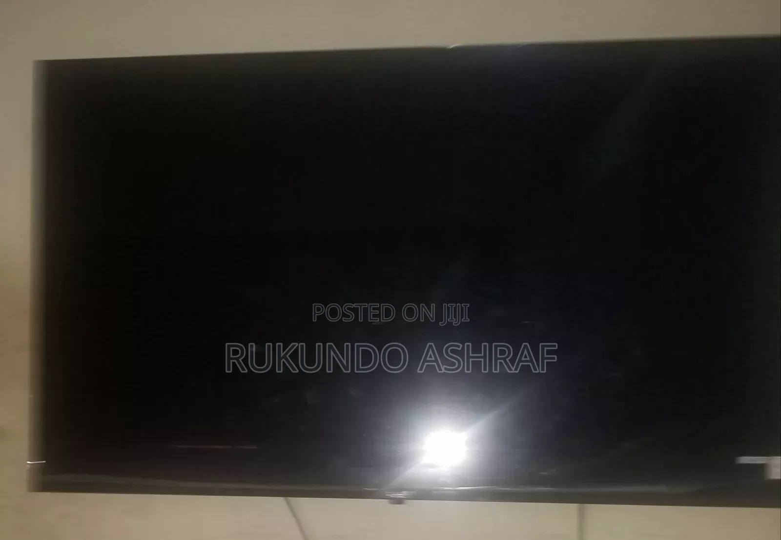 SMARTEC Smart TV 58-Inches With Kinda Broken Screen