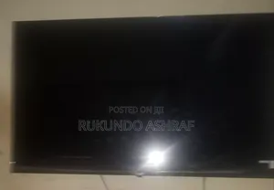 SMARTEC Smart TV 58-Inches With Kinda Broken Screen