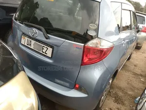 Toyota Ractis 1.3 FWD 2011 Blue