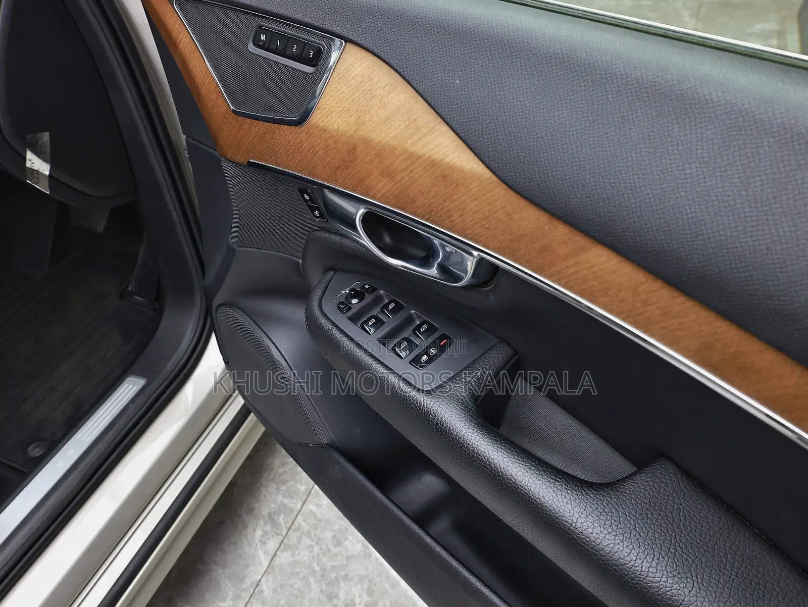 Volvo XC90 T5 Momentum AWD (2.0L 4cyl 8A) 2017 Beige