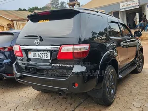 Toyota Fortuner 2010 Black