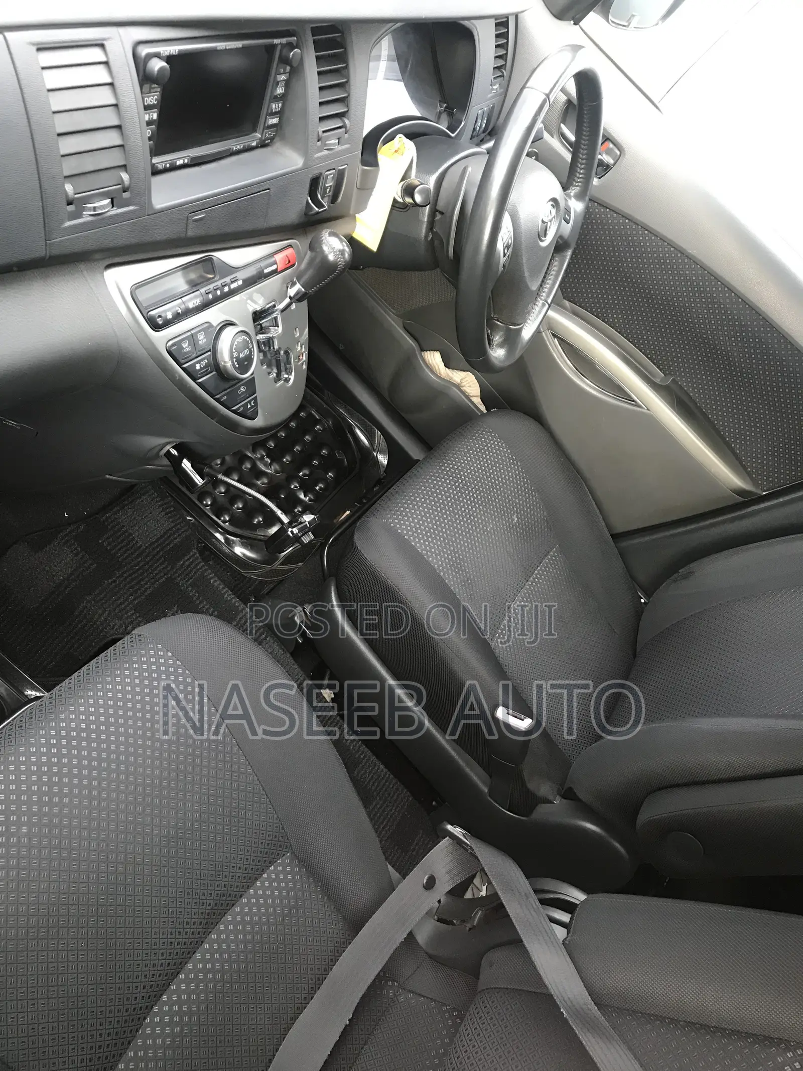 Toyota ISIS 2008 Silver
