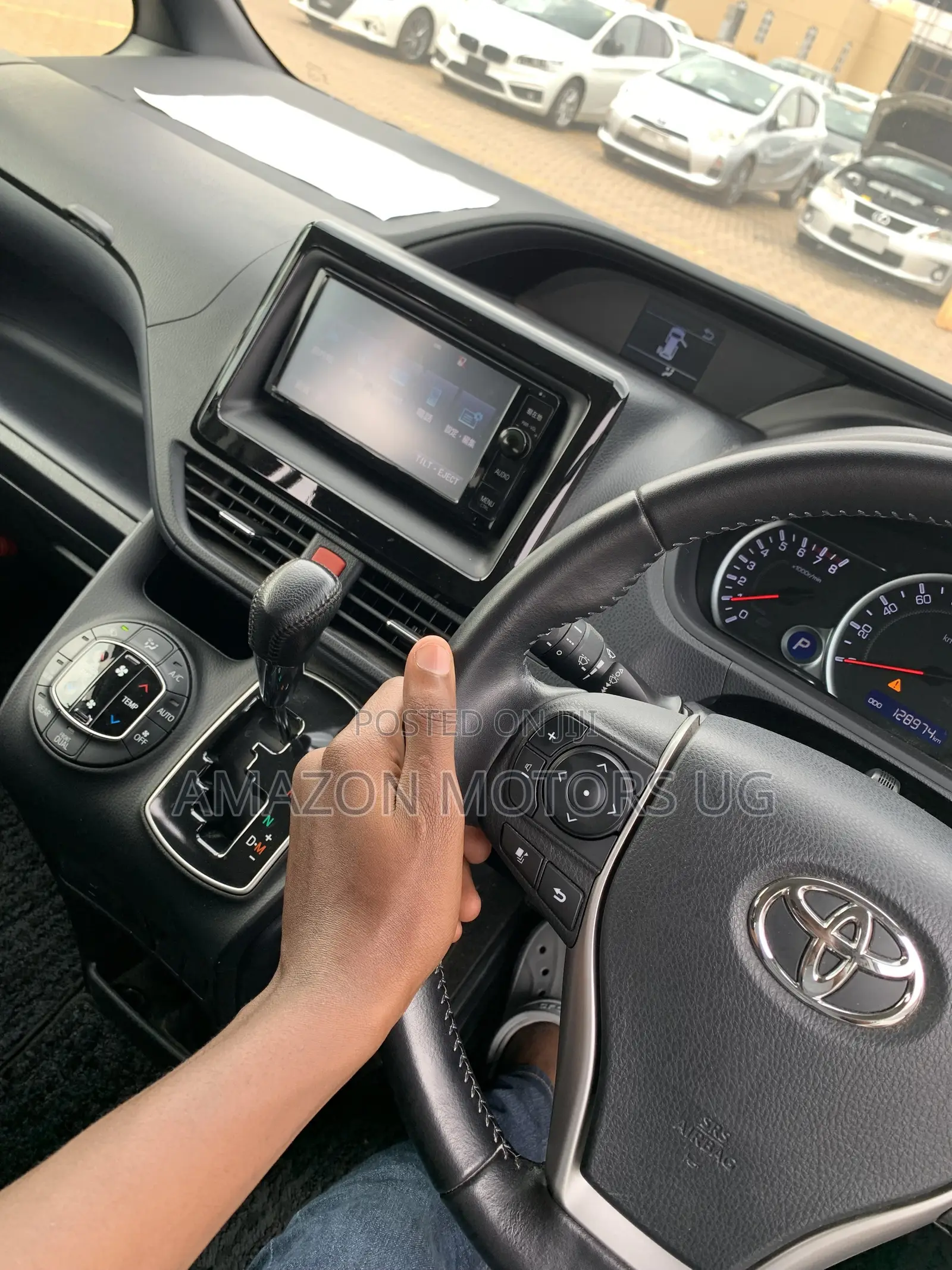 Toyota Noah 2.0 AWD (7 Seater) 2015 White
