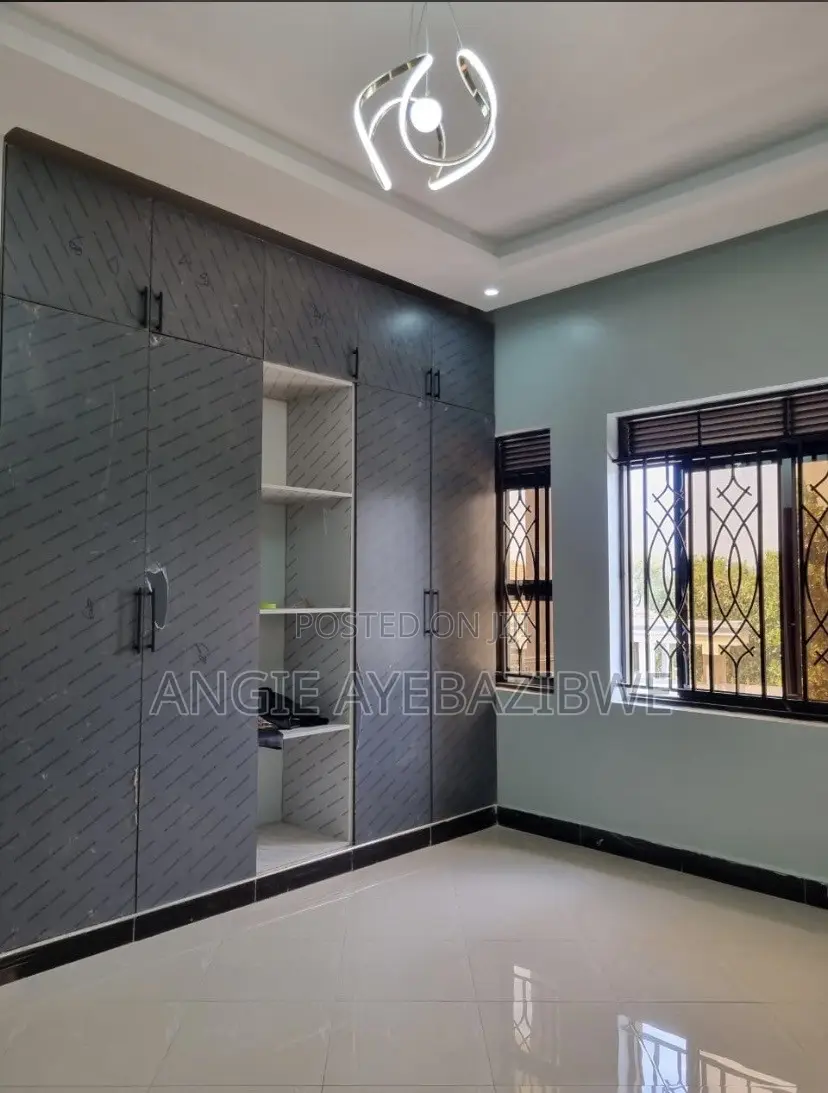 Furnished 6bdrm House in Kira for sale