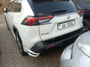 Toyota RAV4 XLE Premium FWD 2019 White