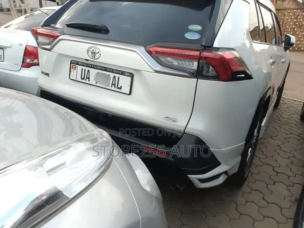 Toyota RAV4 XLE Premium FWD 2019 White