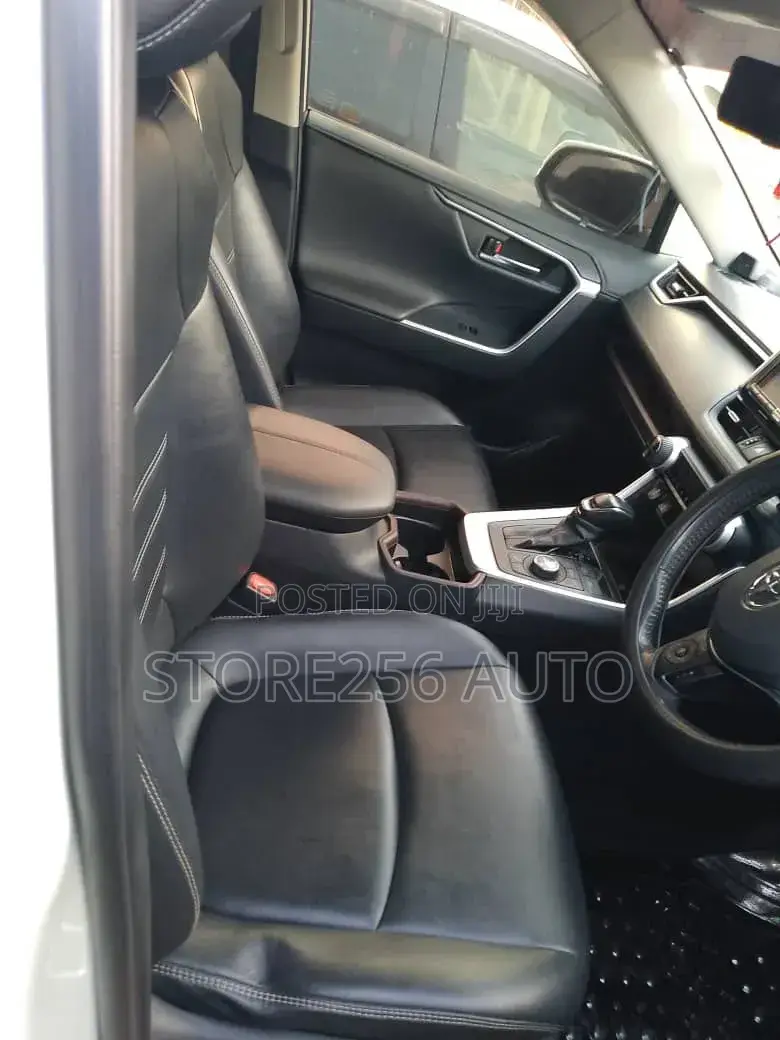 Toyota RAV4 XLE Premium FWD 2019 White