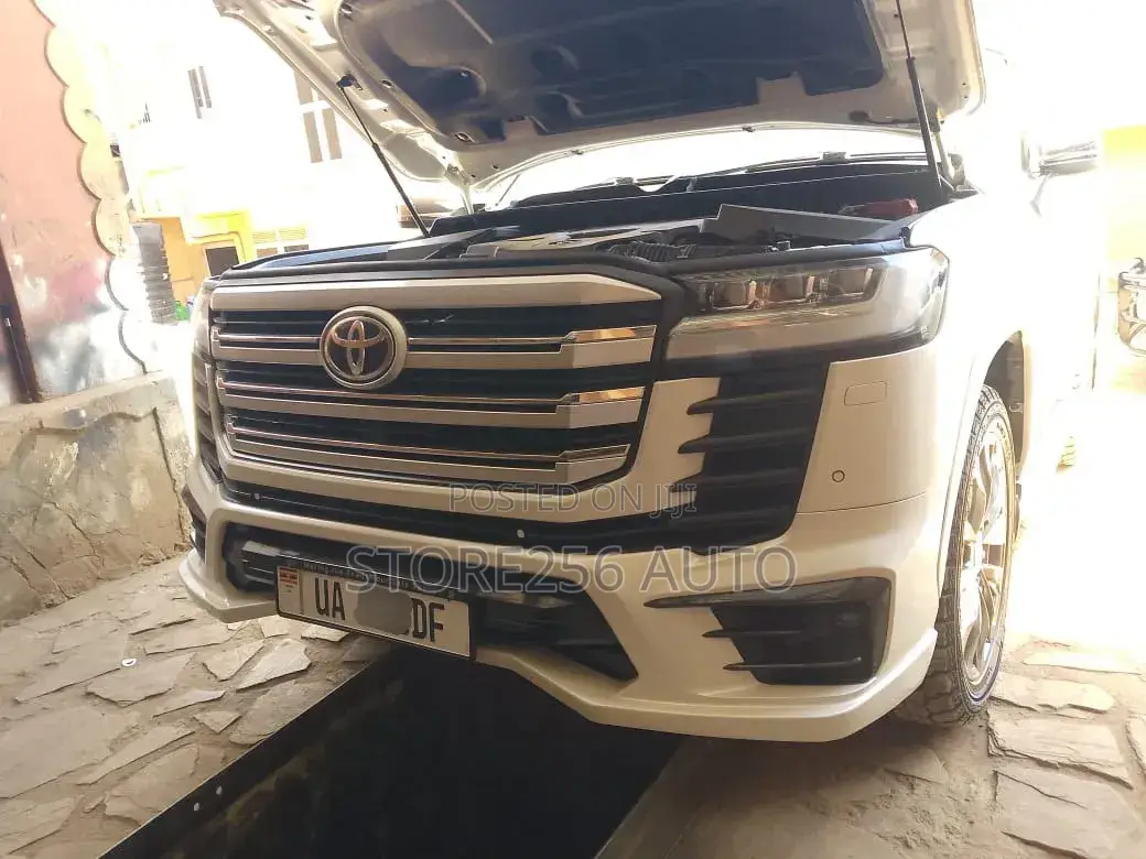 Toyota Land Cruiser LC300 2023 White