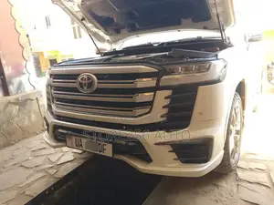 Toyota Land Cruiser LC300 2023 White
