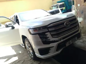 Toyota Land Cruiser LC300 2023 White