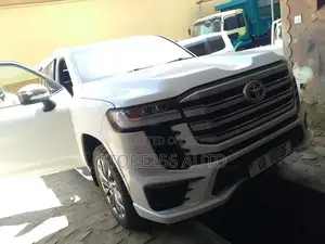 Toyota Land Cruiser LC300 2023 White