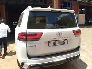 Toyota Land Cruiser LC300 2023 White