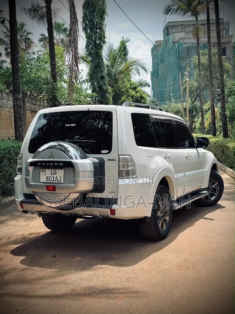 Mitsubishi Pajero 2011 White