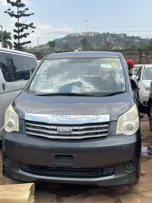Toyota Noah 2012 Gray