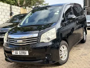 Toyota Noah 2.0 143hp FWD (7 Seater) 2012 Black