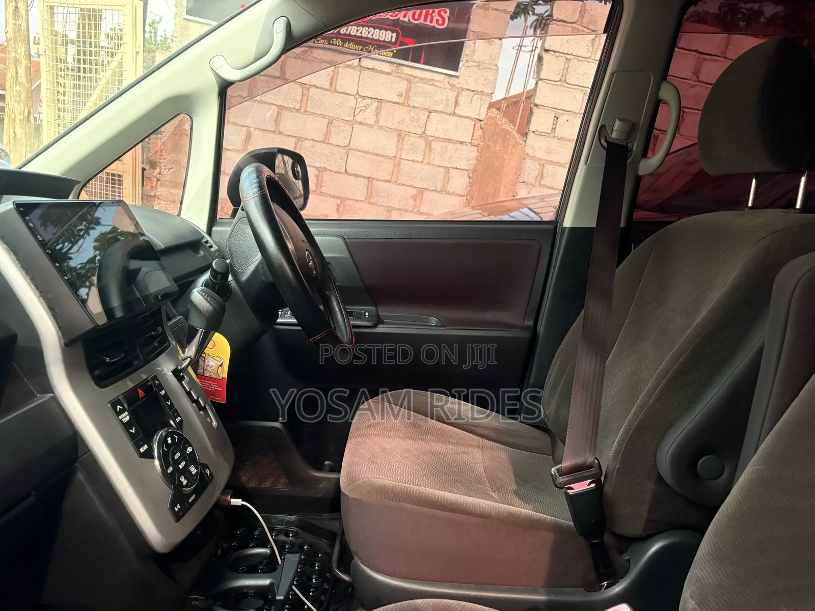 Toyota Noah 2.0 143hp FWD (7 Seater) 2012 Black